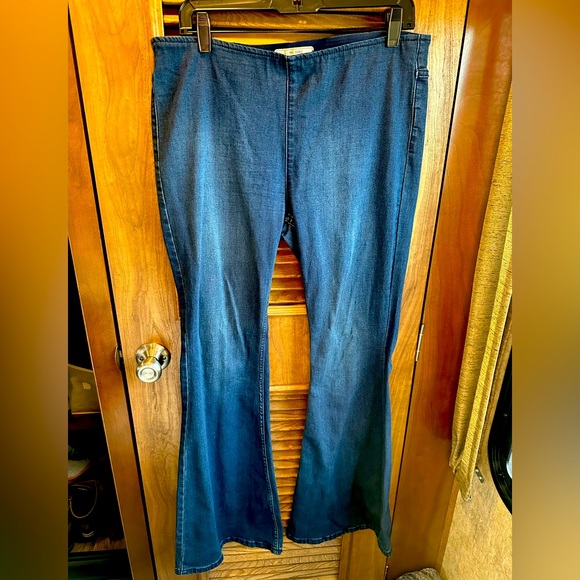 Free People Gummy Flared Leg Mid Rise Pull On Stretch Jeans - Picture 5 of 8